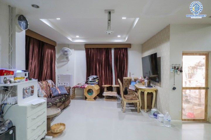 *****บ้านเดี่ยวทำเลใจกลางเมือง ม.เศรษฐสิริ งามวงศ์วาน-ประชาชื่น หลังมุม (ตรงข้าม ม.ธุรกิจบัณฑิตย์) บ้านหลังใหญ่ เนื้อที่ 77.8 ตร.ว. ฟังก์ชัน 5 ห้องนอน 4 ห้องน้ำ 2 ที่จอดรถ พื้นที่ใช้สอยเกือบ 250 ตร.ม. หน้าโครงการติดถนนประชาชื่น เชื่อมต่อถนนหลายสาย ใกล้เดอะมอลล์ฯ และจุดขึ้นทางด่วนงามวงศ์วาน